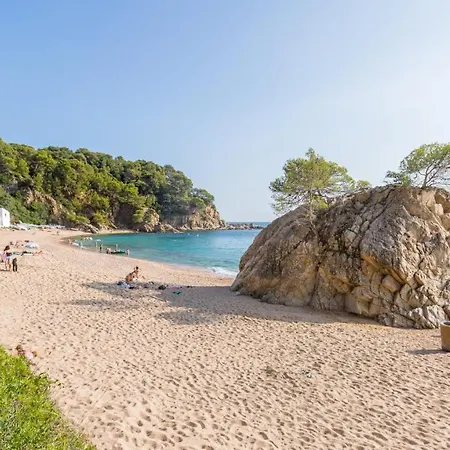 Villa Sleeps 6 *
